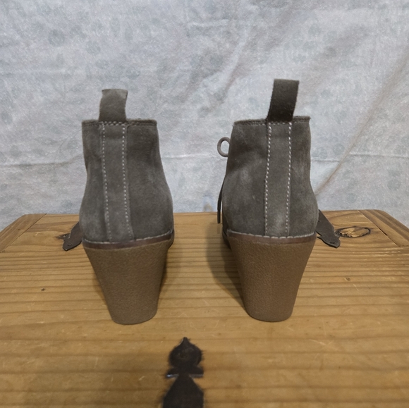 💰4 for 15💰 White Mountain Gray Suede Wedge Boots - Picture 2 of 5